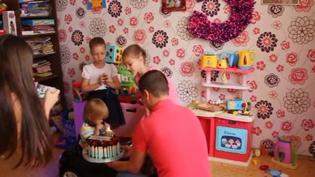 День рождения малыша Задувает свечку ))) смотреть онлайн