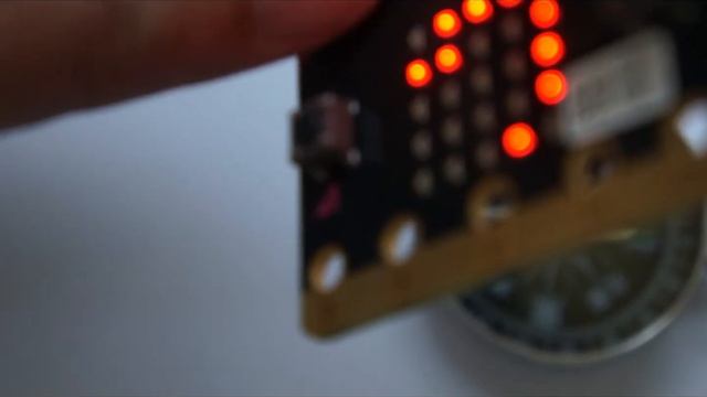 Python 17 BBC Microbit 指北針測試 смотреть онлайн