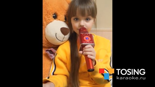 Анастасия Князева поет с караоке микрофоном Tosing Q11