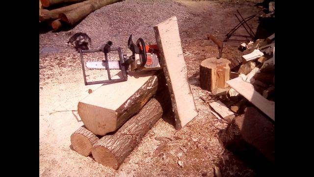 ПРОДОЛЬНЫЙ РАСПИЛ БРЁВЕН РАЗНЫХ ПОРОД на ДОСКИ. Как распилить бревно на доски бензопилой. смотреть онлайн