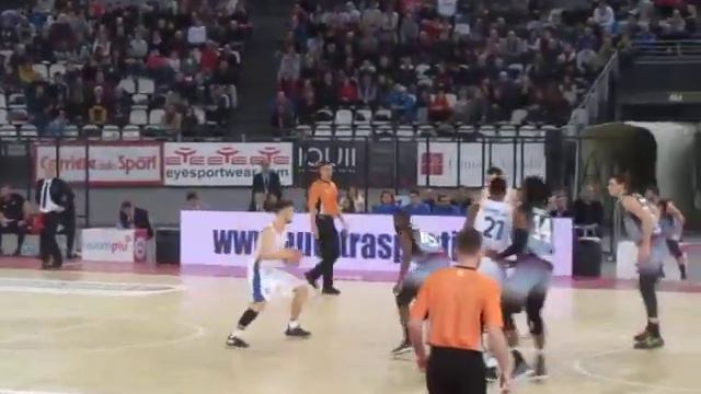Tripla di Bobby Jones; risponde Henry Sims con un canestro da 2 punti. смотреть онлайн