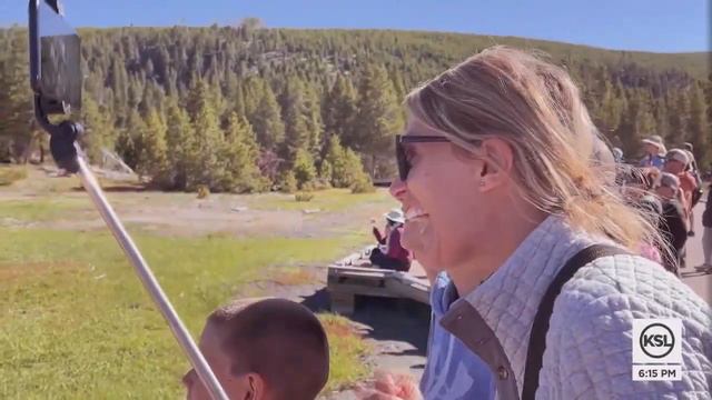 Visitors line up to visit Yellowstone hours before park re-opens смотреть онлайн
