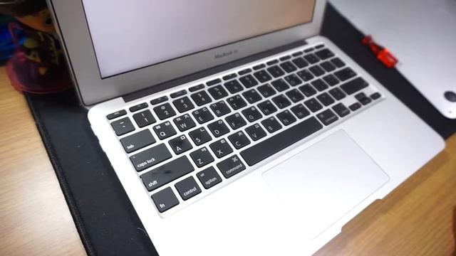 Replace the Battery in a 2010 MacBook Air 11-inch смотреть онлайн