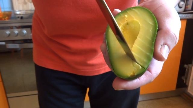 Как правильно чистить авокадо? (alligatorpear) смотреть онлайн