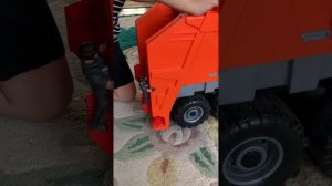 МУСОРОВОЗ ! Машинки работают! Рабочий день мусорки Играйте весело