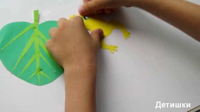 Как сделать прыгающую лягушку из цветной бумаги. Поделка. смотреть онлайн