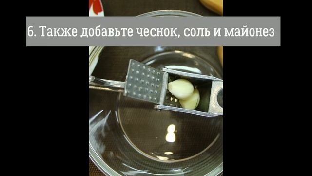 ЗАКУСКА ЗА 5 МИНУТ - Фаршированные помидоры сыром, чесноком и яйцом / Быстрый рецепт смотреть онлайн