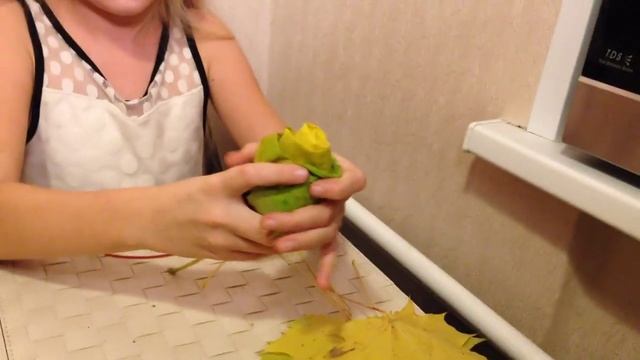 Розы из кленовых листьев своими руками. How to make a Rose out of a Maple Leaves смотреть онлайн