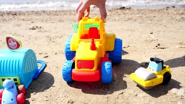 Игрушечные машинки на пляже. Играем с песком. Строим гараж. смотреть онлайн