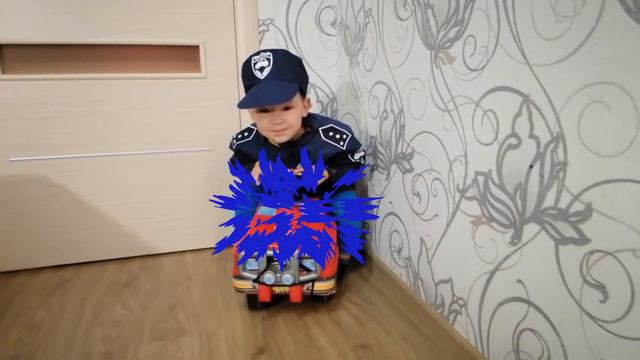 ПОЛИЦЕЙСКИЙ малыш спасает машинки ЛОВИТ ВОРИШКУ. police kids. смотреть онлайн