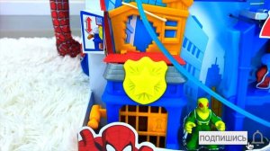 Сеня как Супергерой играет с Игрушками