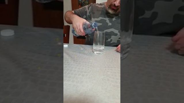 Как налить воду в стакан Guide how to pour water into a glass смотреть онлайн