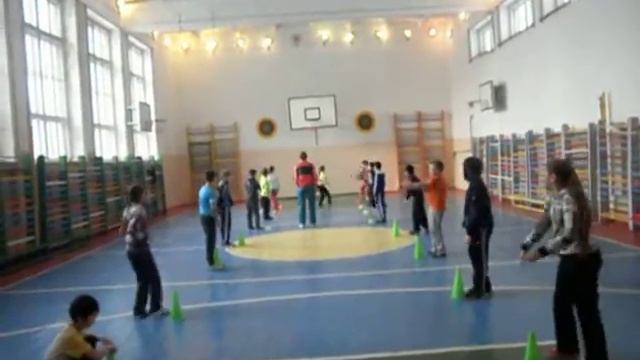 Подвижные игры с элементами баскетбола. Игра "бросил-беги". смотреть онлайн