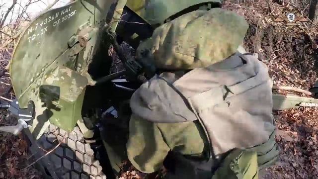 Бойцы 1-ой Славянской бригады НМ ДНР ведут огонь из 152-мм гаубицы Д-20 по позициям ВСУ смотреть онлайн