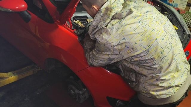 Ford Fiesta Правильная Замена тормозных колодок (перед), Пыльники стоек (перед) смотреть онлайн