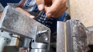 Самодельная брусовочная машинка для кожи на основе Советских тисков.