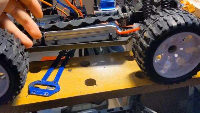 Проблемы с креплением аккумулятора | Переделка на БК #2 смотреть онлайн