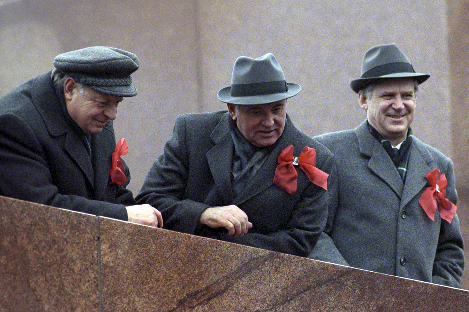 Лозунги перестройки. Парад и демонстрация в Москве 7 ноября 1989 года. смотреть онлайн