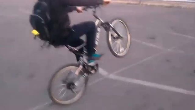 Учусь ездить на заднем колесе на велосипеде)))) смотреть онлайн