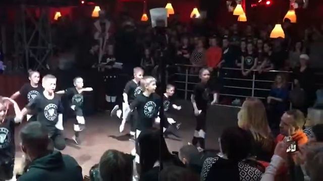 Моя подруга с лева называется стри денс