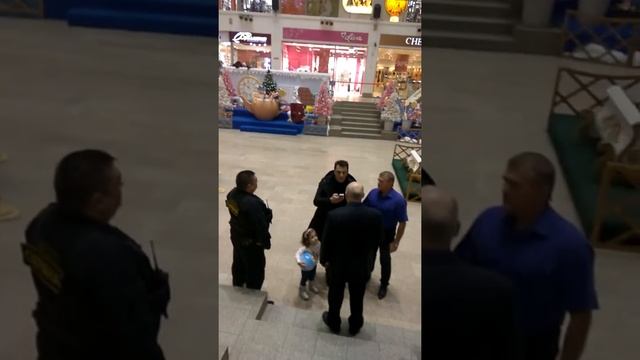 Охрана выгоняет маленьких детей из ТЦ Серебряный город в Новый год. Иваново. 31 декабря. смотреть онлайн