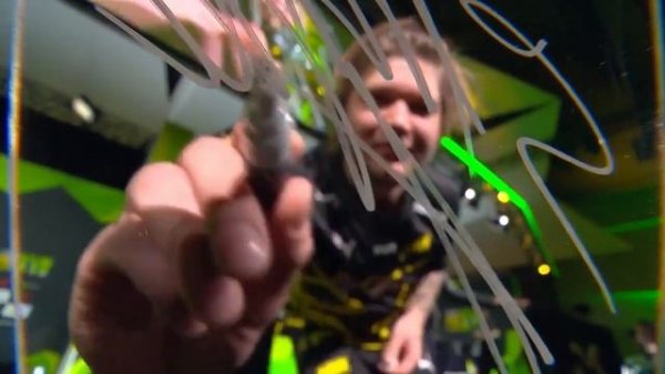 симпл делает роспись на камере (без звука)