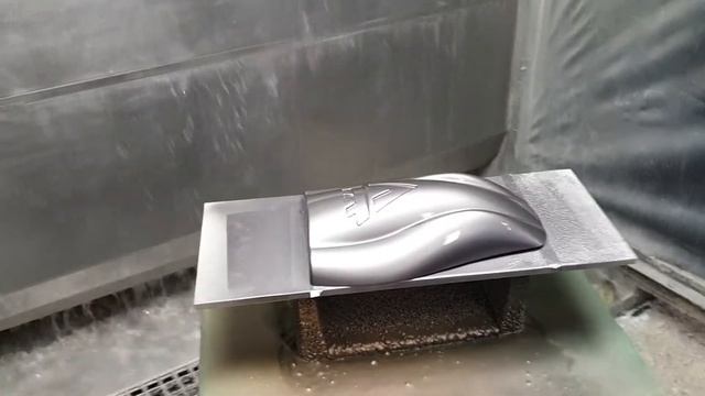 Нанесение глянцевого лака на эффект металла на пластике смотреть онлайн