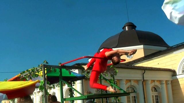 По Архангельску прошел карнавал уличных театров смотреть онлайн