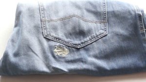 Как удалить жевательную резинку с джинсов/ Как убрать въевшуюся жвачку с одежды/ 2 способа