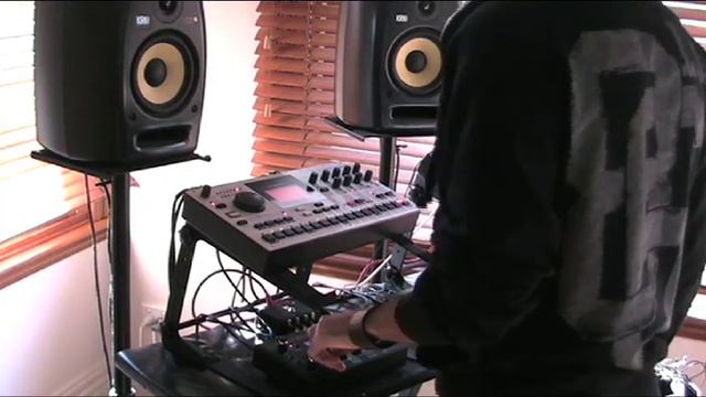 JValer Live (Machinedrum Liveset) - 7/07/2010 - Part 1/4 смотреть онлайн