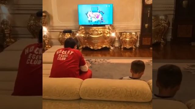 Павел Буре показал, как его семья проводит время смотреть онлайн