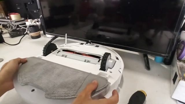 Mi Robot Vacuum Mop 2 Lite - How to install water tank & mop pad смотреть онлайн