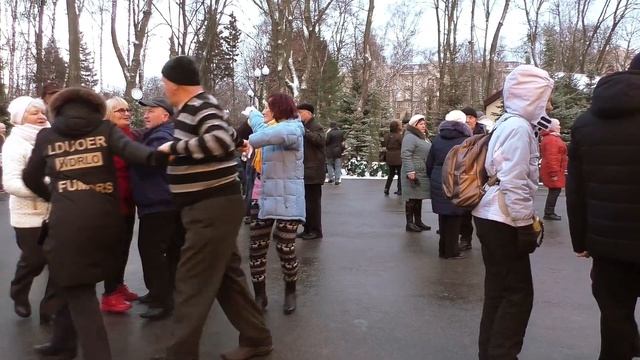 200 лет цыганка мне жизни нагадала!!!8 марта в парке Горького. смотреть онлайн