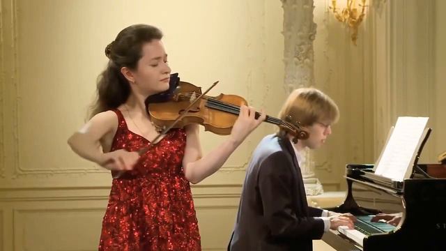 Анна Савкина исполняет Сентиментальный вальс Чайковского.