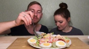 МУКБАНГ САЛАТ ЦЕЗАРЬ С КРЕВЕТКАМИ ОТБИВНЫЕ ответы на вопросы MUKBANG CAESAR SALAD WITH SHRIMP CHOPS
