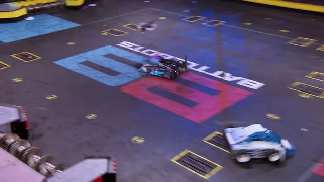 THAT HAMMER IS BRUTAL! | BattleBots Bonus Fight: Shatter! vs. SubZero смотреть онлайн