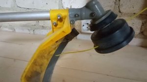 Точки для смазки разборной штанги и редуктора у  кустореза.