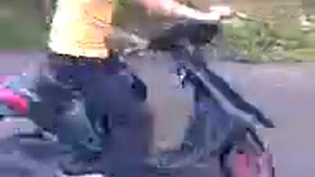 Suzuki sepia af50 . Дрифт на скутере. Мокрий асфальт. смотреть онлайн