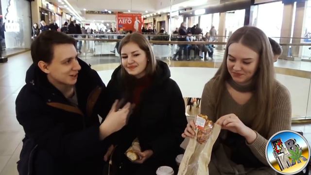 Глупые вопросы прохожим / Реакция девушек на уличный опрос / Тупой Опрос смотреть онлайн