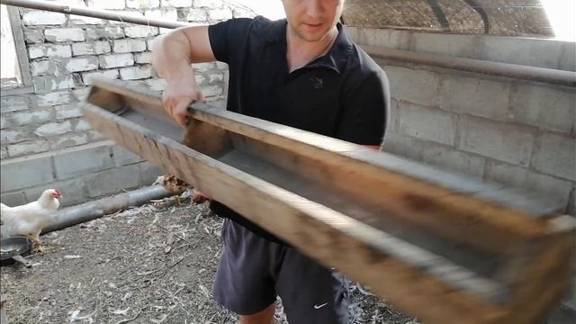 Бюджетная и удобная кормушка для кур. смотреть онлайн