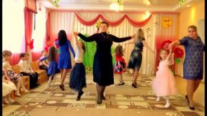 Трогательный танец дочерей и мам в детском саду.mp4