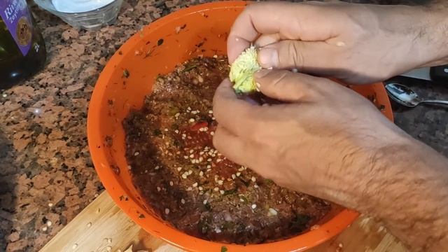 МУЖ ТУРОК ГОТОВИТ ПЕРЦЫ ФАРШИРОВАННЫЕ ПО-ТУРЕЦКИ/ Biber dolması / АНТАЛИЯ смотреть онлайн