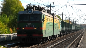 "Зелёный поезд". ВЛ11К-187 с грузовым поездом следует через о.п. Шайтанка
