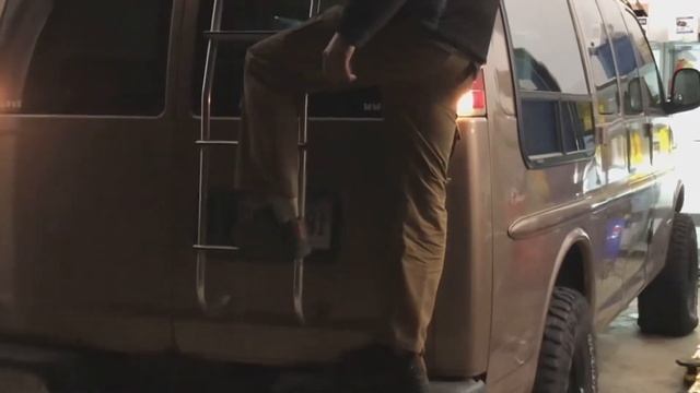 LIFTING THE EXPRESS VAN—PROJECT MULLANDER смотреть онлайн