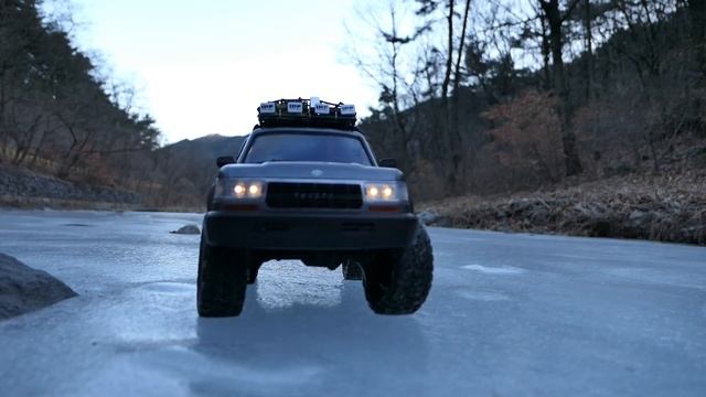 Rc car | scx10-ii& Toyota Land Cruiser 80 & TRX4 Lc80 | a fun ride in winter смотреть онлайн