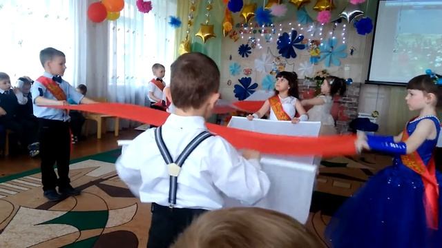 ДНЗ №18 "Росинка" г.Бахмут- выпускной 2017 танец с полотнами смотреть онлайн