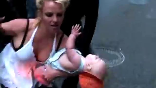 Britney Spears almost drops baby Sean Preston смотреть онлайн