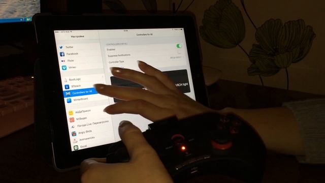 ПОДКЛЮЧАЕМ КИТАЙСКИЙ ДЖОЙСТИК к iPhone & iPad-ВЕДЁТ ОБЗОР ДЕВУШКА!!! смотреть онлайн