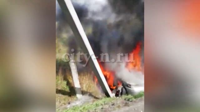 Кузбассовец разбил ВАЗ о столб и убежал, пока машина догорала под проводами смотреть онлайн