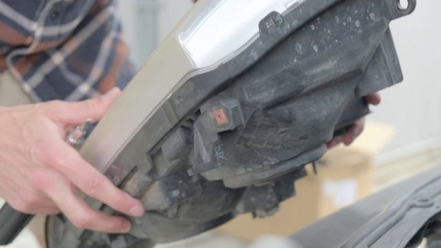 How to Replace the Front Headlights on a 100 Series Land Cruiser смотреть онлайн